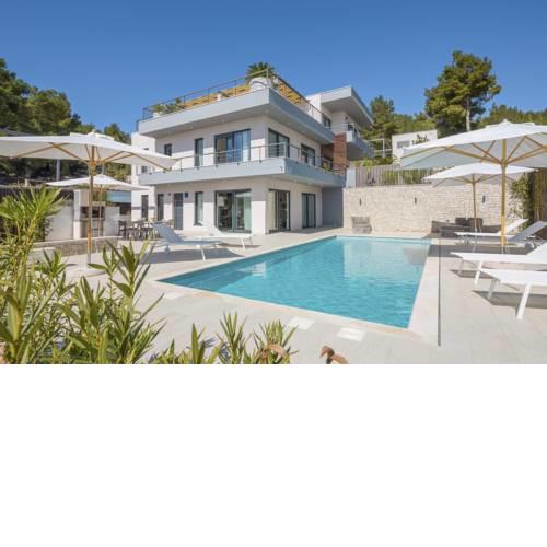 Osibova Villa Sleeps 9 with Pool Air Con and WiFi