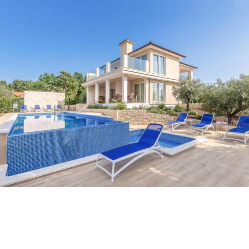 Ostrobradic Villa Sleeps 8 with Pool Air Con and WiFi