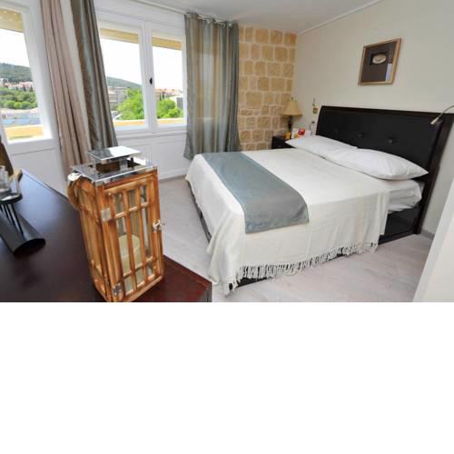 Palace Queen Mary I Luxury Rooms
