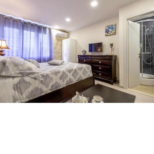 Palace Queen Mary Luxury Rooms