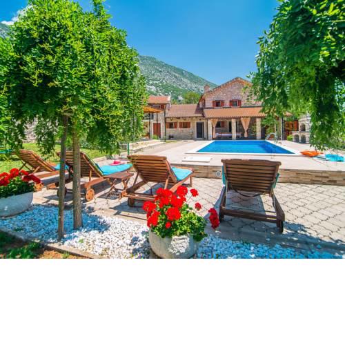 Peaceful Villa in Drivenik with Swimming Pool