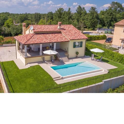 Peaceful Villa in Dubravci with Swimming Pool