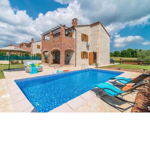 Peaceful Villa in Vodnjan with Swimming Pool and Jacuzzi