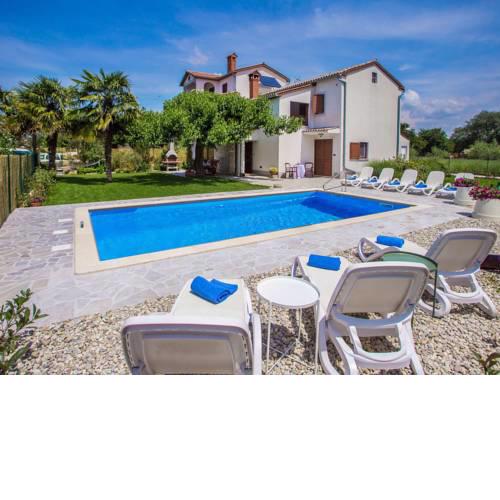 Peaceful Villa in Vosteni with Swimming Pool and Jacuzzi