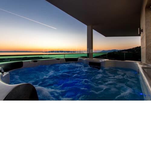 Penthouse 'Big Blue' with Hot Tub