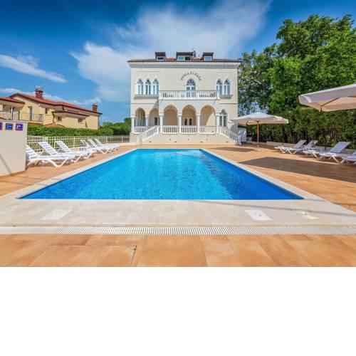 Sunlit Apartment with Swimming Pool in Umag