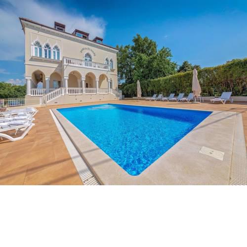 Spacious Apartment with Swimming Pool in Umag