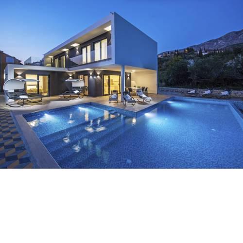 Petraca Villa Sleeps 12 with Pool Air Con and WiFi