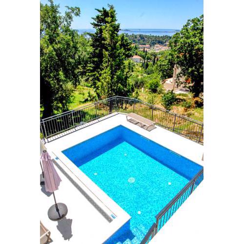 Petraca Villa Sleeps 8 with Pool Air Con and WiFi