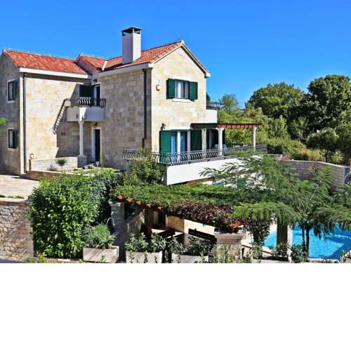 Picturesque Holiday Home in Brač with Swimming Pool