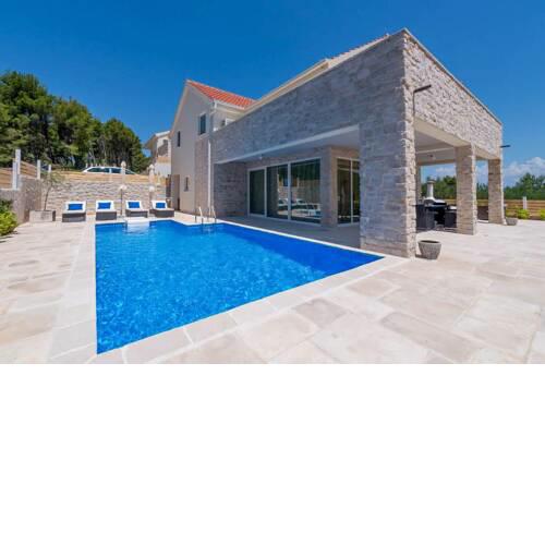 Pitve Villa Sleeps 10 with Pool and Air Con