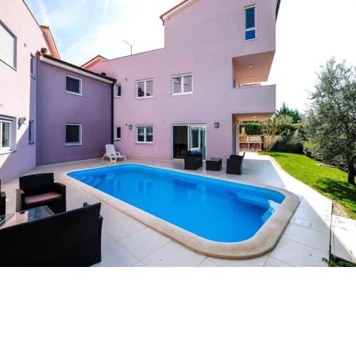 Plush Apartment in Banjole with Swimming Pool