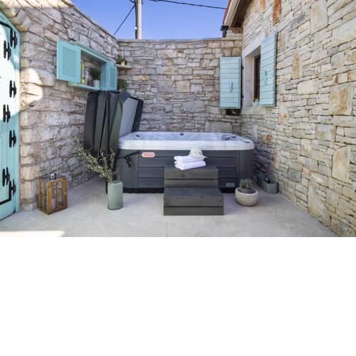 PoIai Stonehouse with Jacuzzi