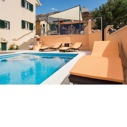 Poolside apartment house Nina