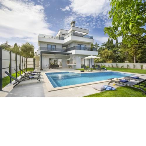 Premantura Villa Sleeps 8 Pool WiFi