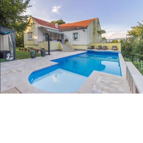 Private villa with pool up to 7 persons in peaceful area