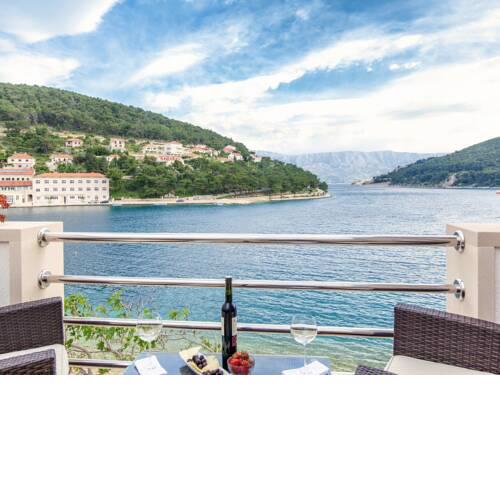 Pucisca Villa Sleeps 5 with Air Con and WiFi