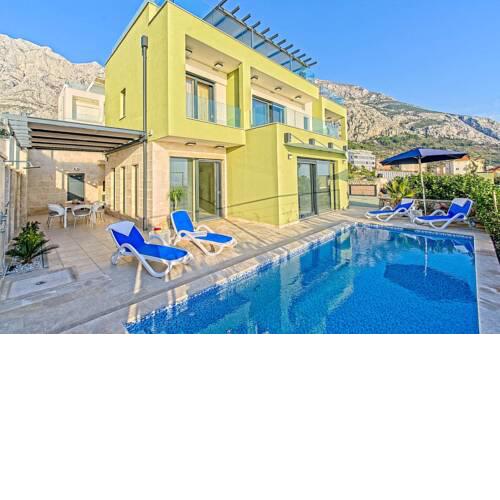 Puharici Villa Sleeps 10 with Pool and Air Con