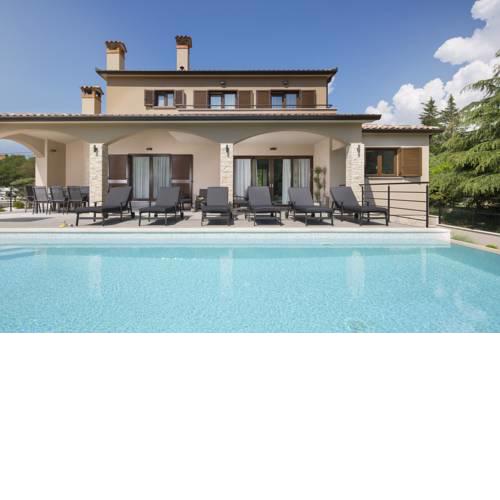 Pula Villa Sleeps 8 with Pool Air Con and WiFi