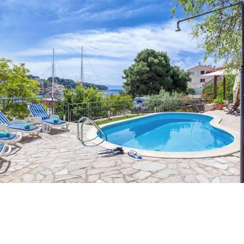 Puntinak Villa Sleeps 8 with Pool Air Con and WiFi