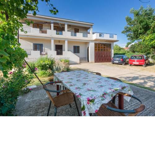 Quaint Apartment in Posedarje with Garden