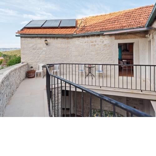 Quaint Apartment in Pučišća with Balcony