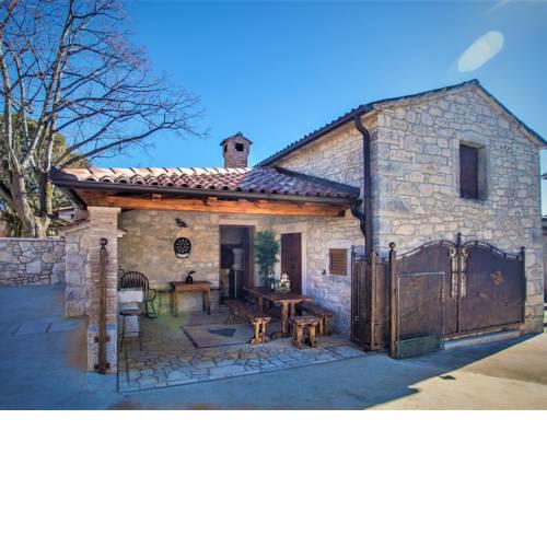 Quaint Holiday Home in Mihatovici near Sea