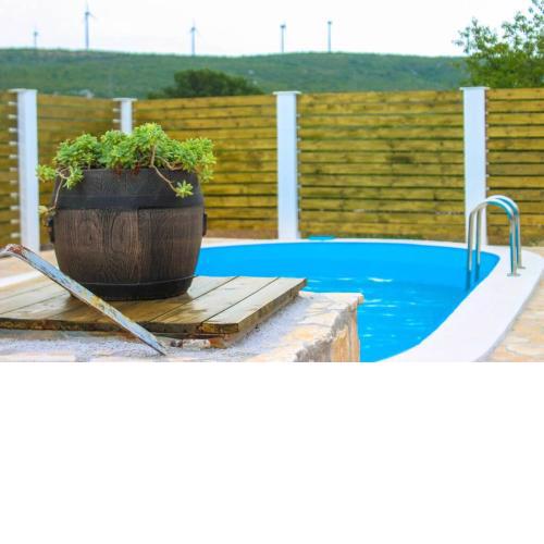 Quiet countryside house with a swimming pool