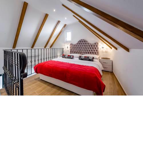 Red Queen luxury Studio
