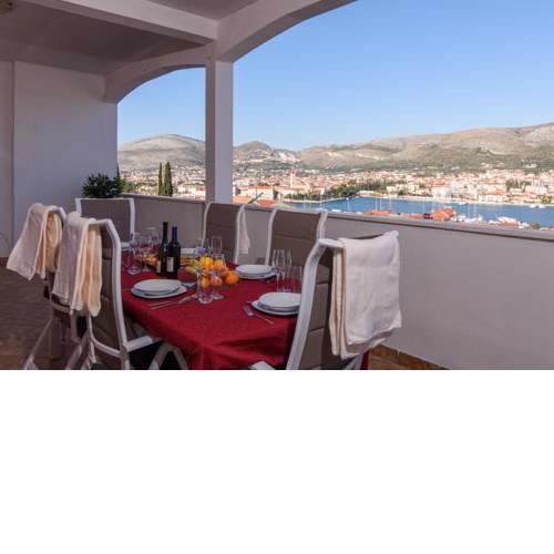 THREE BEDROOM APARTMENT WITH BEAUTIFUL VIEW - Reina