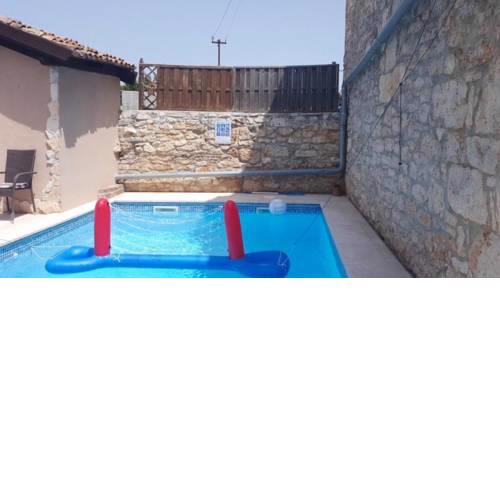 Relaxing rustic holiday house with pool