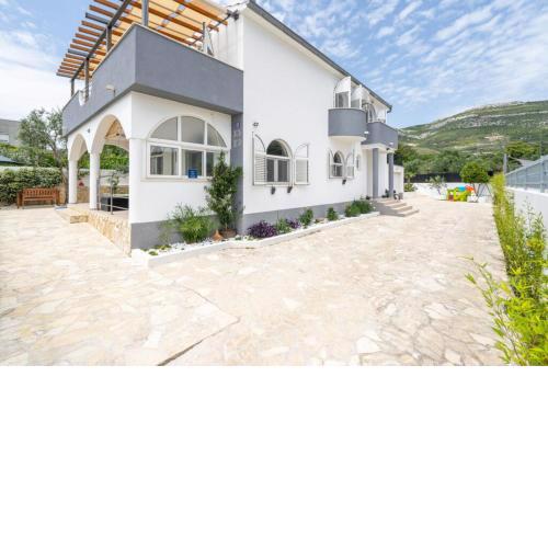 Remarkable 4-Bed House in Kastel Novi