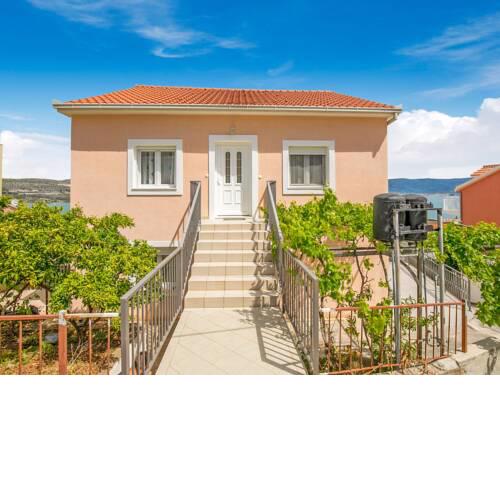 Restful Apartment in Mastrinka near Beach and Town Centre