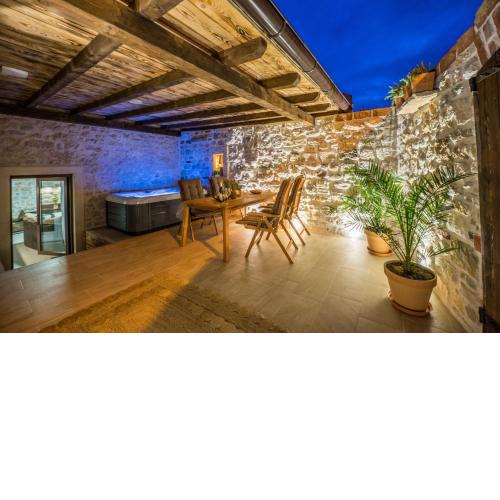 Roman style stone Villa Lux Solis