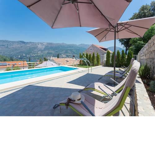 Romantic apartment for 2 with pool and grill