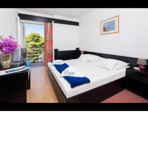 Room in Guest room - Attractive All Inclusive Double Room with Sea View