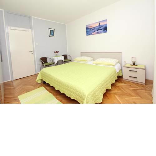 Room Violeta