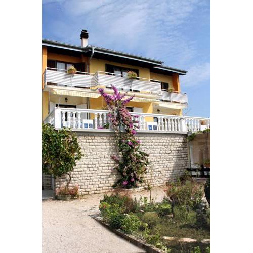 Rooms & Apartment Marina