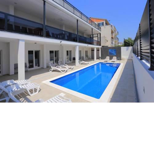 Rooms with a swimming pool Kastel Stafilic, Kastela - 17710