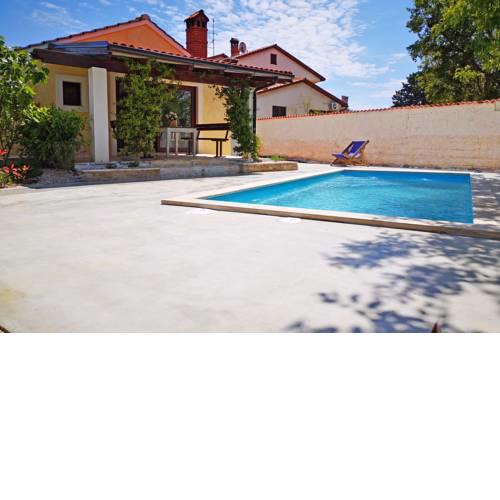 Rustic house with private swimming pool