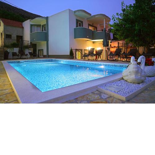 SALONA HILLS APARTMENTS