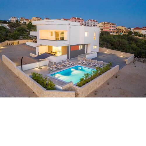 Sanda luxury apartment with shared pool