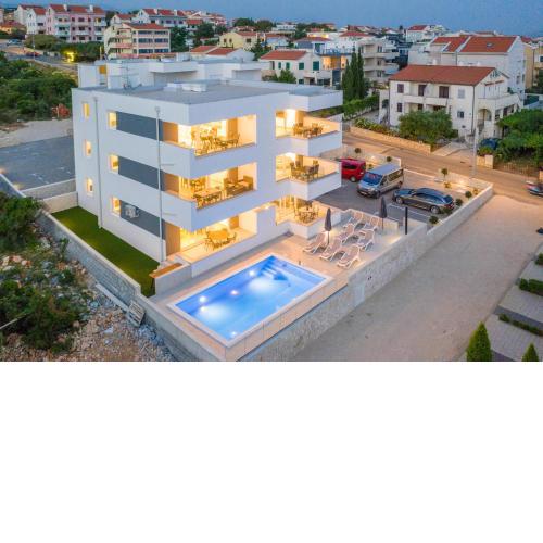 Sara luxury apartment with a pool