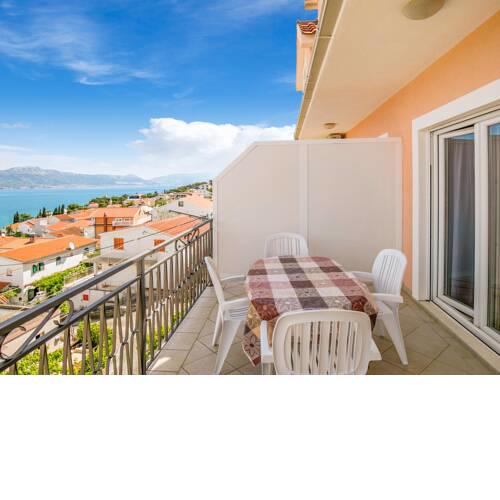 Sea-view Apartment in Mastrinka - Trogir with Balcony
