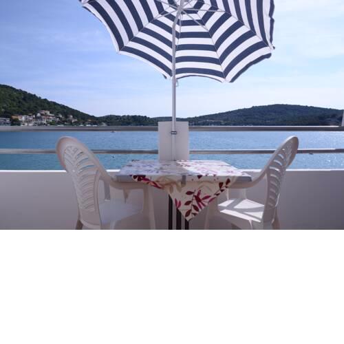 Seafront Apartment in Tisno