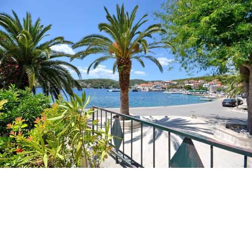 Seafront vacation apartment 5 meters from Beach & Sea with Jacuzzi