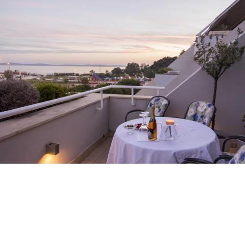 Seaside Apartment Gold 1row