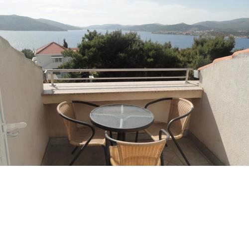 Seaside apartments with a swimming pool Okrug Donji, Ciovo - 5244