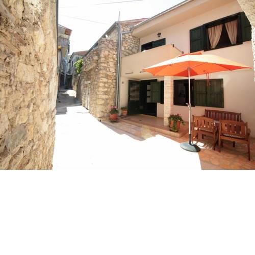 Apartments by the sea Tisno, Murter - 15345