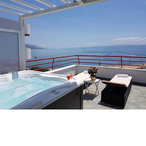 Seaside Penthouse with Hot Tub SKY LIVING